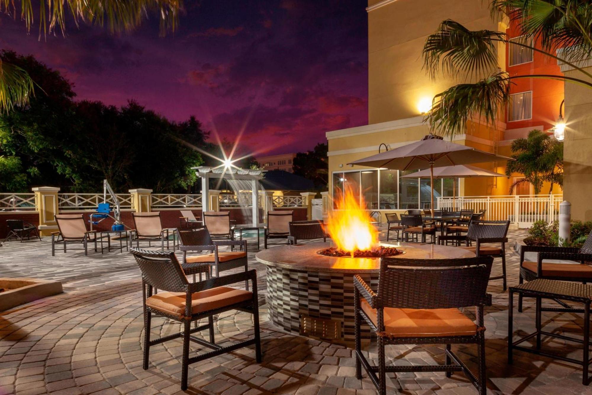 Готель Courtyard By Marriott Deland Historic Downtown Екстер'єр фото