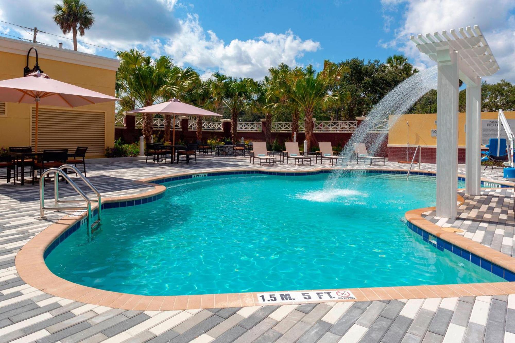 Готель Courtyard By Marriott Deland Historic Downtown Екстер'єр фото
